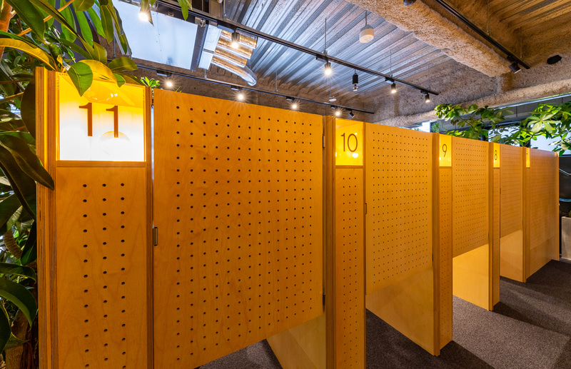 Think Labは、アイウエアブランドJINSの集中研究から生まれた「究極のソロワーキングスペース」。Think Labのアプリで予約可能で、料金は15分300円（税別）から