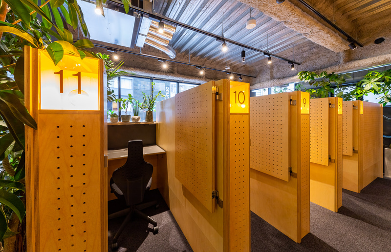 Think Labは、アイウエアブランドJINSの集中研究から生まれた「究極のソロワーキングスペース」。Think Labのアプリで予約可能で、料金は15分300円（税別）から