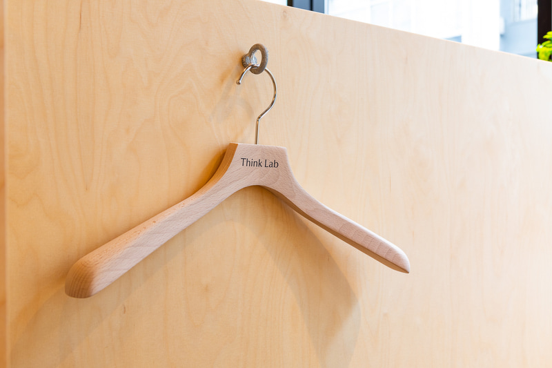 Think Labは、アイウエアブランドJINSの集中研究から生まれた「究極のソロワーキングスペース」。Think Labのアプリで予約可能で、料金は15分300円（税別）から