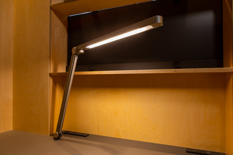 Think Labは、アイウエアブランドJINSの集中研究から生まれた「究極のソロワーキングスペース」。Think Labのアプリで予約可能で、料金は15分300円（税別）から