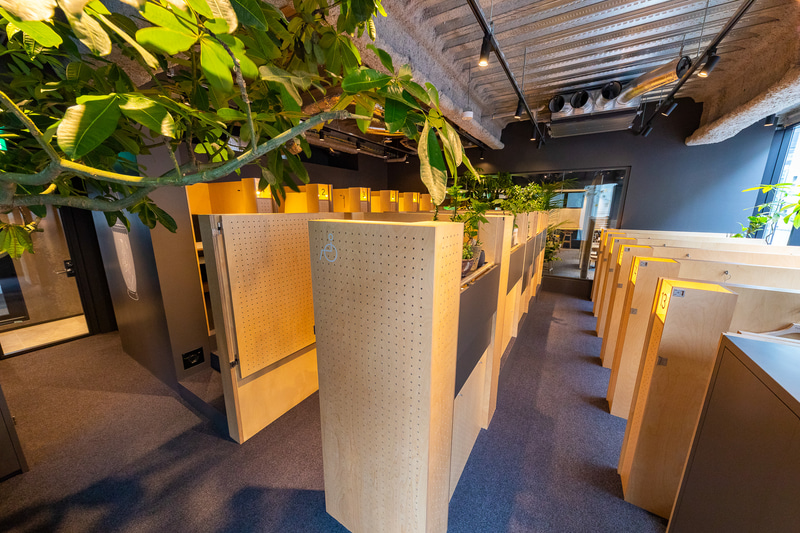 Think Labは、アイウエアブランドJINSの集中研究から生まれた「究極のソロワーキングスペース」。Think Labのアプリで予約可能で、料金は15分300円（税別）から