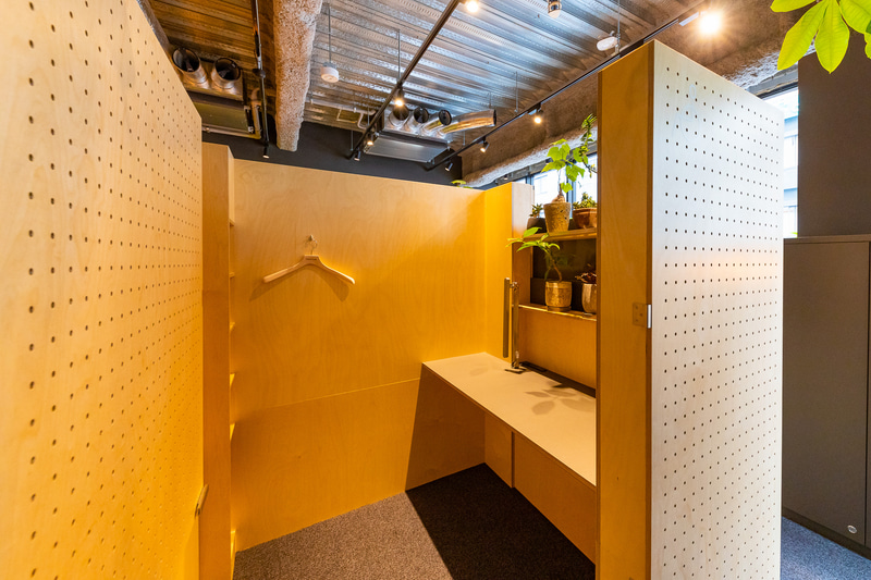 Think Labは、アイウエアブランドJINSの集中研究から生まれた「究極のソロワーキングスペース」。Think Labのアプリで予約可能で、料金は15分300円（税別）から