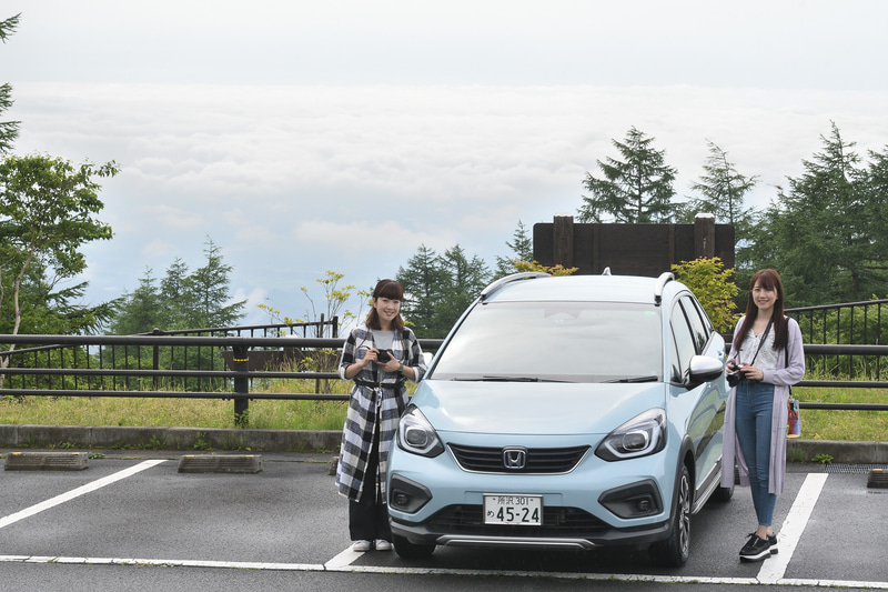 雲海を背にコムロ先生（左）とひかるん（右）in 日光霧降高原