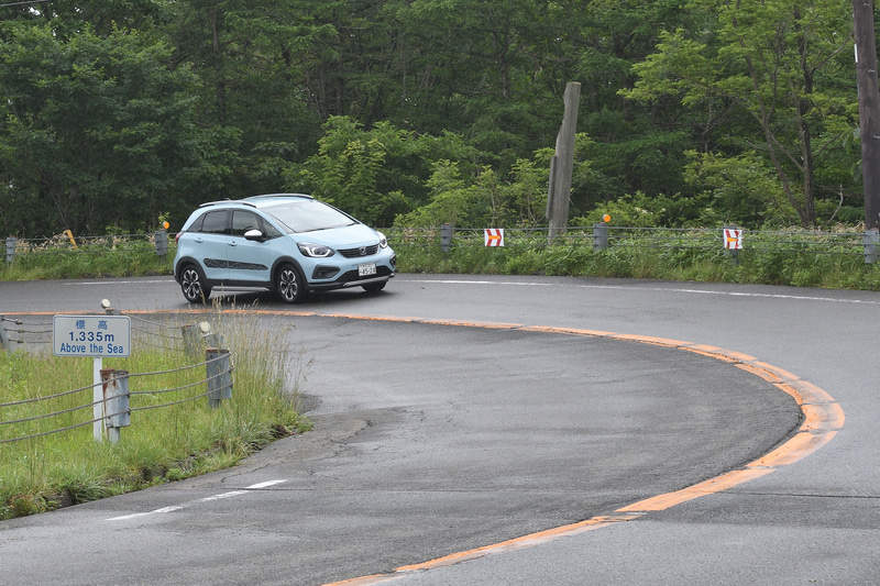 標高1335m。e：HEV（最新ハイブリッドシステム）のFIT CROSSTARくんはスイスイ快適