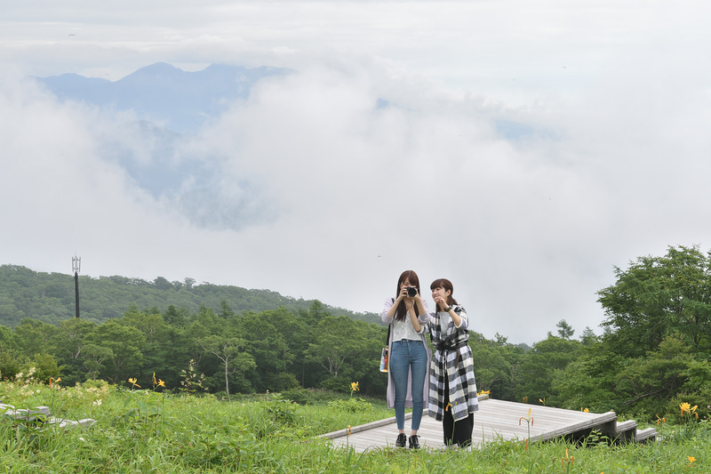 アドバイスと実践で、メキメキ写真の腕を上げるひかるん。後ろを見ると、「雲海」が徐々に「雲だらけ」に……