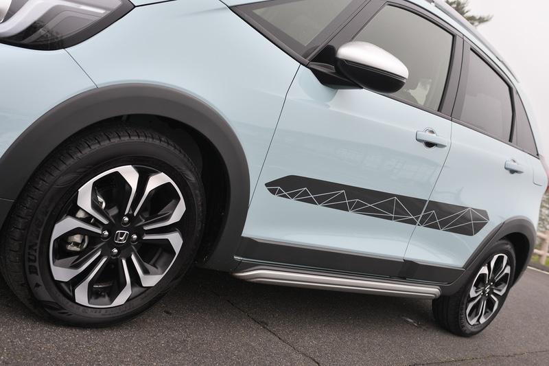 高輝度シルバーのロアガーニッシュや山の稜線をイメージしたデカールでアクティブな印象に