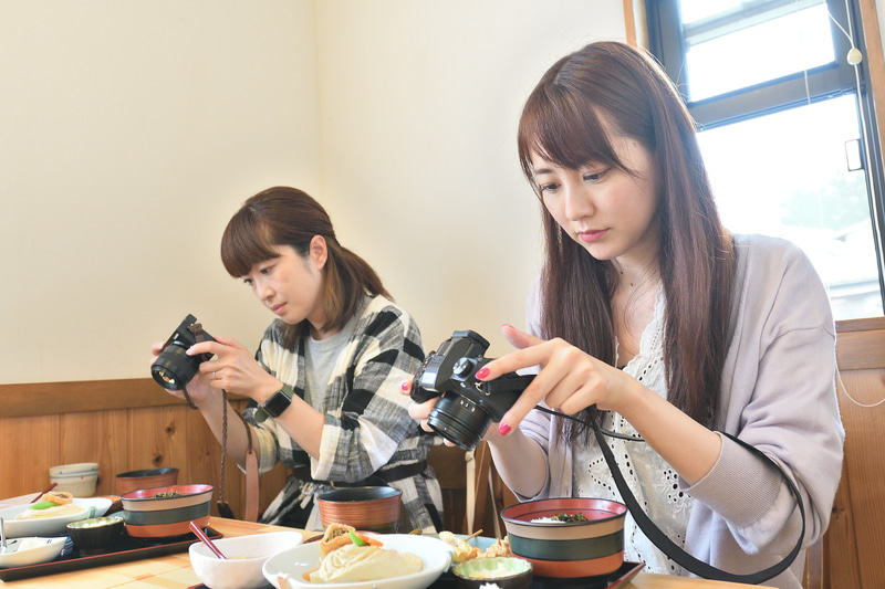 「ご飯を撮るときはカメラを料理モードにして……」先生に構図などを教えてもらいながら、すっかりカメラを使いこなしているひかるん