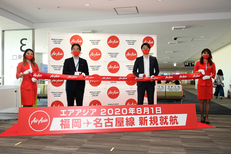 リボンカットには里見氏と、臨席した国土交通省 大阪航空局 福岡空港事務所空港長の佃健次氏が参加