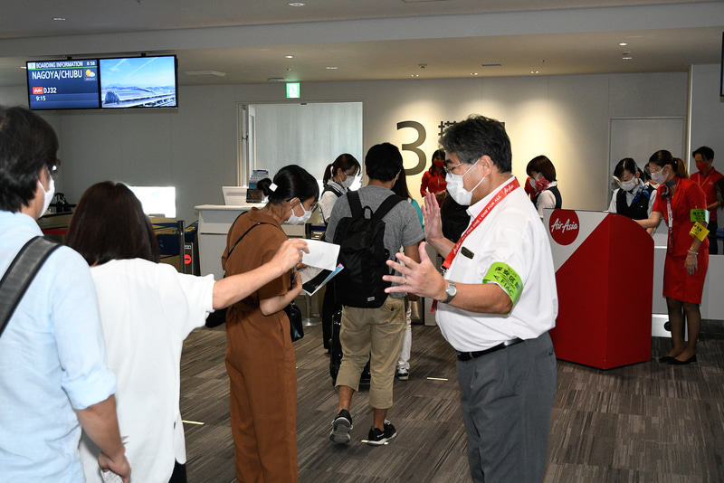 搭乗開始時、スタッフがソーシャルディスタンスを確保するために声掛け