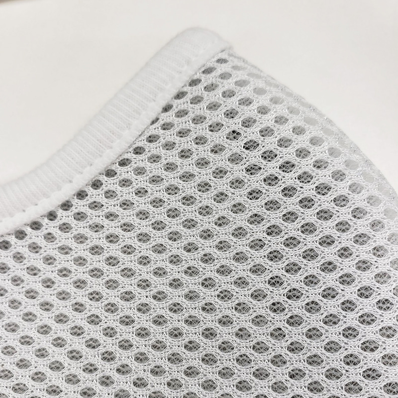 マスクは型崩れしづらく呼吸がしやすい立体構造で、通気性のよいメッシュ素材を使用。裏地には熱移動の多い特殊な接触冷感素材を採用している