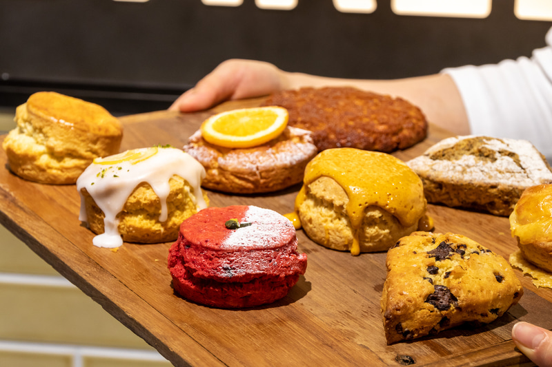 隣接している工房で職人がスコーンを製造。焼きたてが店先に並ぶ