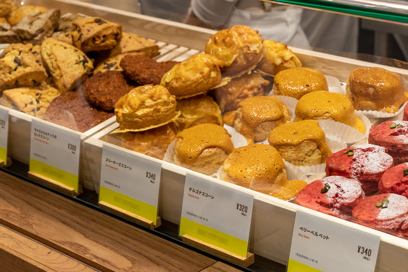 隣接している工房で職人がスコーンを製造。焼きたてが店先に並ぶ