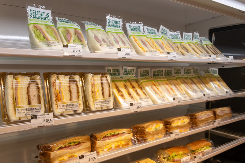 食材にこだわったサンドイッチやおにぎり、名店のお弁当がズラリと並ぶ。店内にはお土産コーナーもある