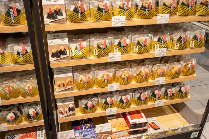 食材にこだわったサンドイッチやおにぎり、名店のお弁当がズラリと並ぶ。店内にはお土産コーナーもある
