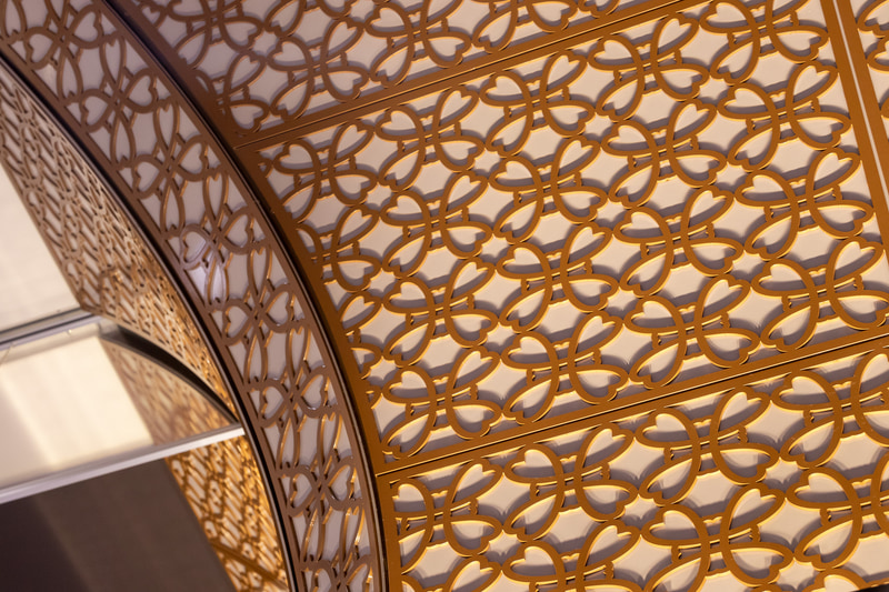 装飾は桜の花びらをイメージしたもので、上質な空間を演出している