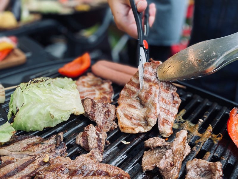 牛肩ロース、豚肩ロース、フランクフルト、野菜がセットに