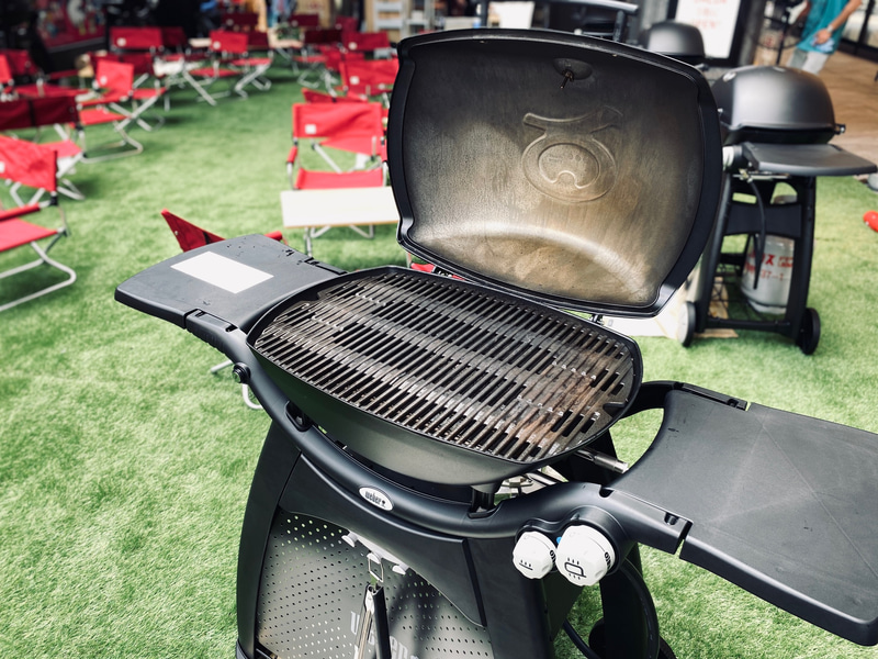 バーベキューグリルには「weber」のガス式コンロを採用