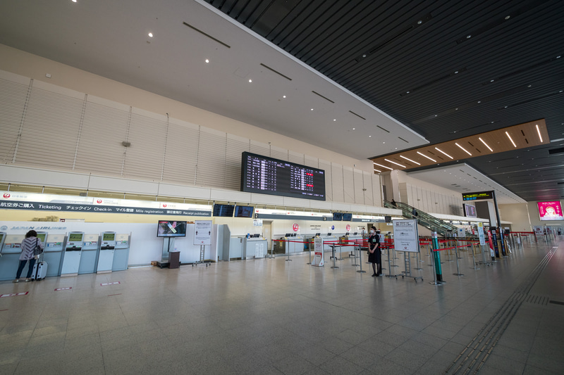 伊丹空港の北/JAL側出発ロビー。中央エリア寄りから俯瞰した様子