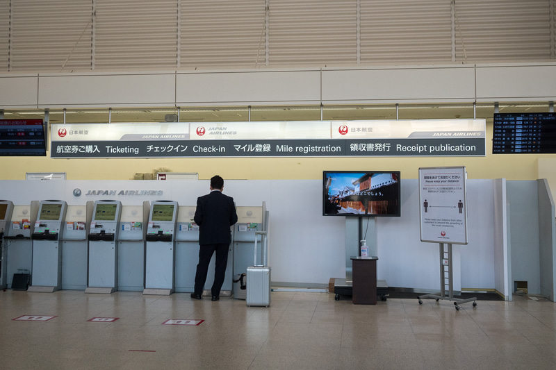 モノレール駅からアクセスしてすぐの所に自動チェックイン機が並んでいるほか、中央寄り、北寄りにもそれぞれチェックイン機を用意