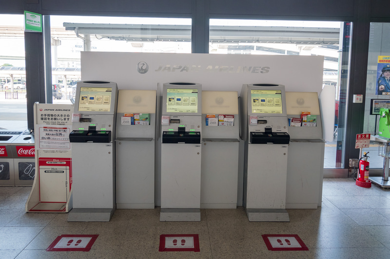 モノレール駅からアクセスしてすぐの所に自動チェックイン機が並んでいるほか、中央寄り、北寄りにもそれぞれチェックイン機を用意