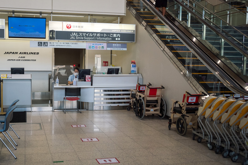 エスカレータ脇にお手伝いが必要な利用者向けの「JALスマイルサポート」