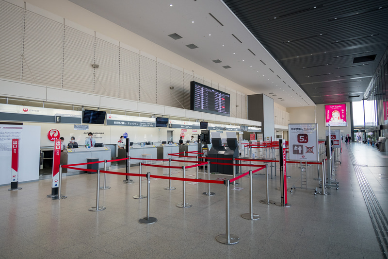エスカレータから北に向かって一般の手続きや手荷物預け入れなどのカウンターが並ぶ