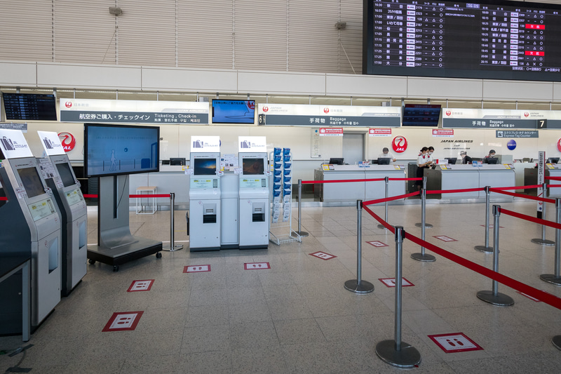 エスカレータから北に向かって一般の手続きや手荷物預け入れなどのカウンターが並ぶ