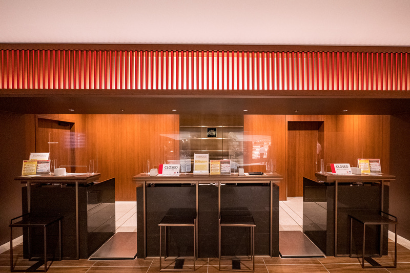 JGCカウンターは半個室型。保安検査は、一般保安検査場と並列する専用レーンを利用できる