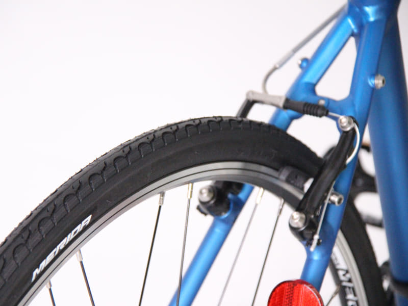 クロスバイクのトレンドである太目の28Cタイヤを採用