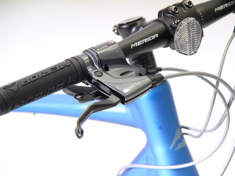 フラットハンドルバーを採用