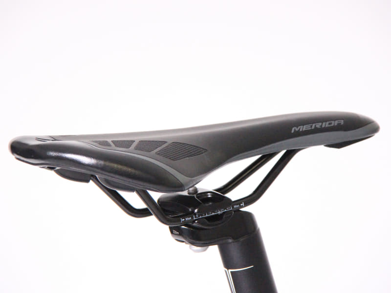MERIDAオリジナルのサドル