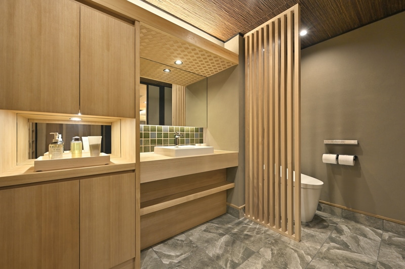 シャンプーなどのアメニティは「THREE」