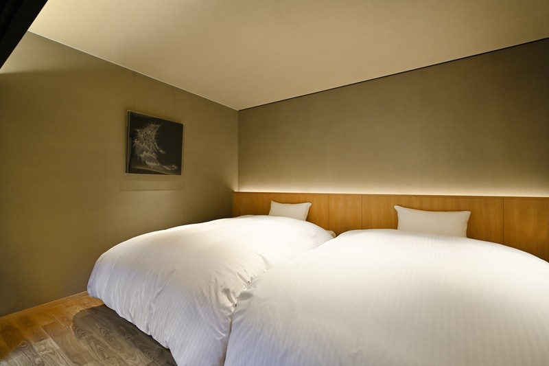 シモンズ製のセミダブルベッドが2つ並ぶ