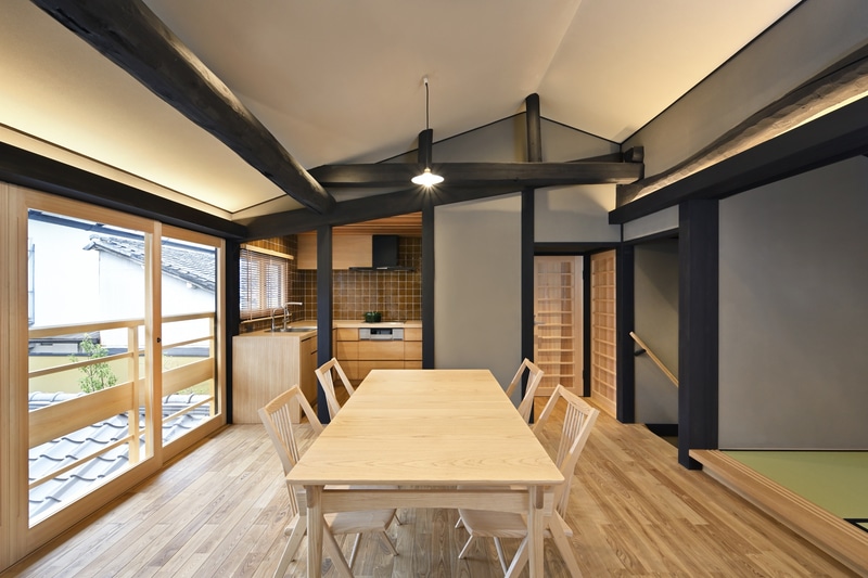 町家らしい梁が残るダイニング