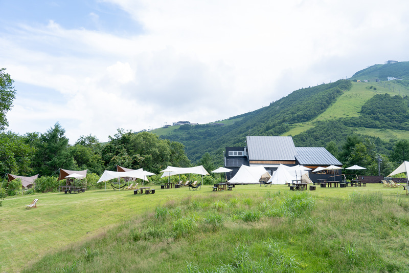 売店やピクニック芝広場が見えてきました
