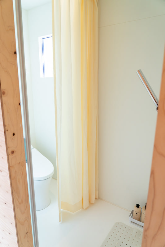 住箱スイートには専用シャワーブースとトイレがあります