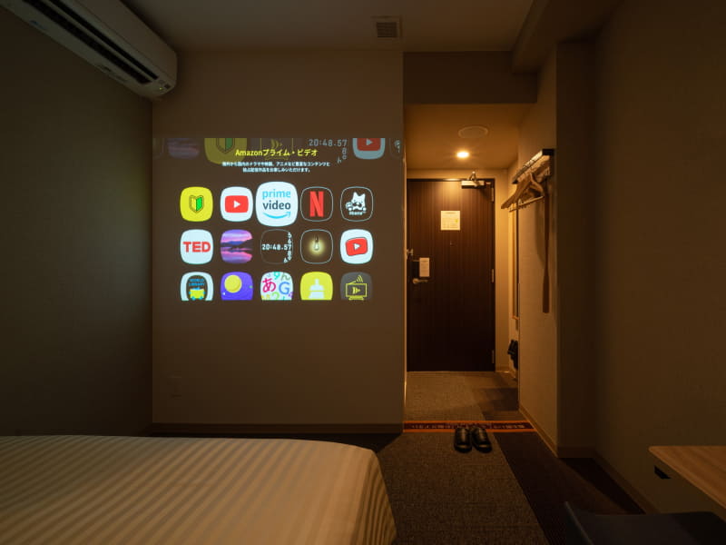 シーリングライト一体型のプロジェクターによるシアタールーム