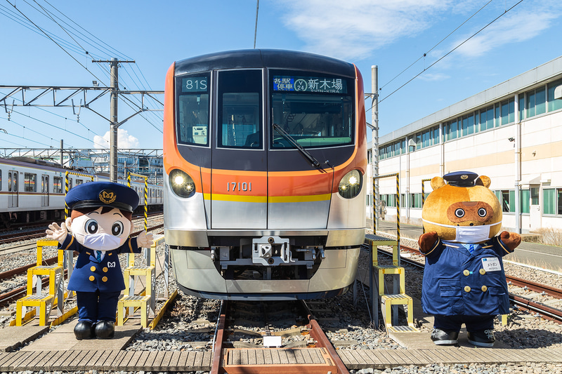 新型車両17000系とマスコットキャラクター。右は「メトポン」、左はこの日がデビューとなった「駅街かける」