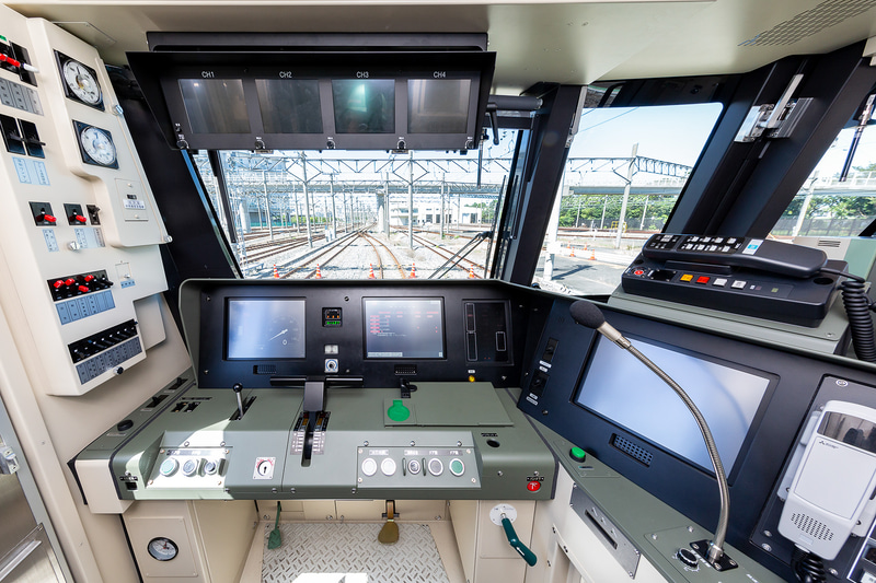 相互直通他社と共通化が図られた運転台。モニターが3台用意され通常は2台使用し1台はバックアップとなる