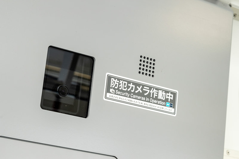 車内情報表示器横に防犯カメラを配置。1車両に4台設置される