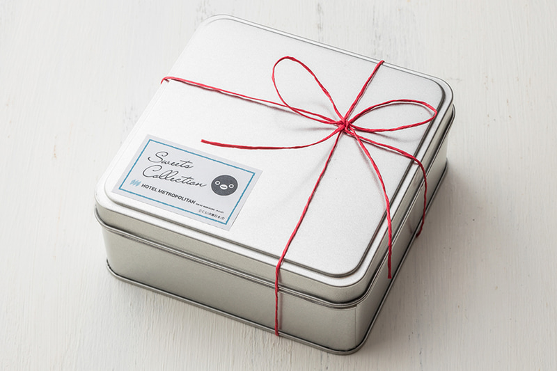 内容量は280g。1点につきSuicaのペンギン クッキー5枚、子ペンギン1枚、型押しクッキー18枚（ベリー、抹茶、レモン各6枚）、花形クッキー20枚前後が入る