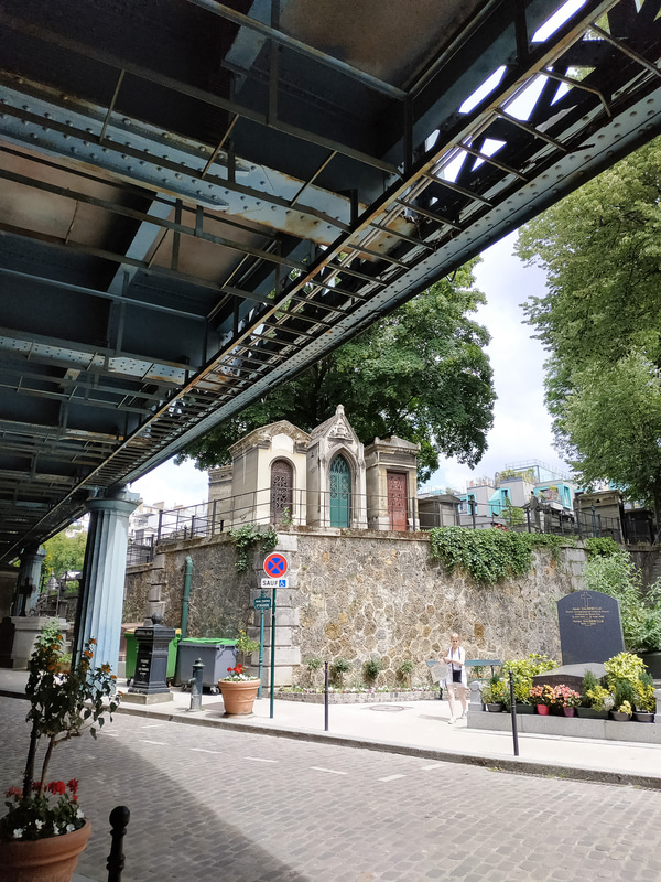 モンマルトル墓地は高架橋の下にあります