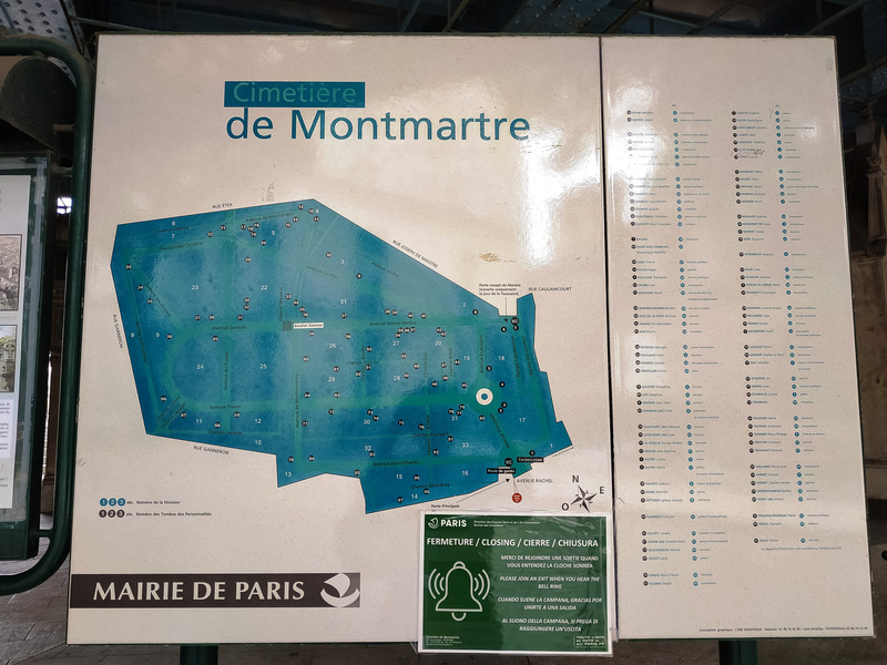 入り口を入ってすぐに著名人の眠る墓の園内マップが。持ち出し自由の園内マップカードがあったのですが、新型コロナウイルスによる外出禁止措置解除以降は、スマホでマップをダウンロードすることになっています