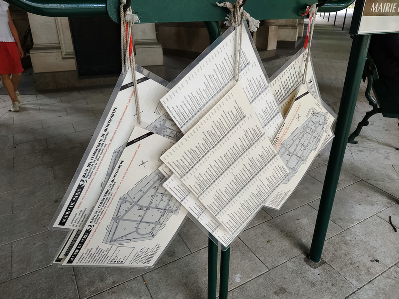 入り口を入ってすぐに著名人の眠る墓の園内マップが。持ち出し自由の園内マップカードがあったのですが、新型コロナウイルスによる外出禁止措置解除以降は、スマホでマップをダウンロードすることになっています