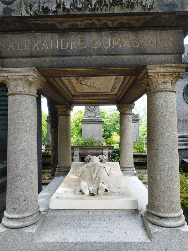 【アレクサンドル・デュマ・フィス】フランスの小説家・劇作家であるアレクサンドル・デュマの息子。高級娼婦との思い出を小説にした『椿姫』が代表作