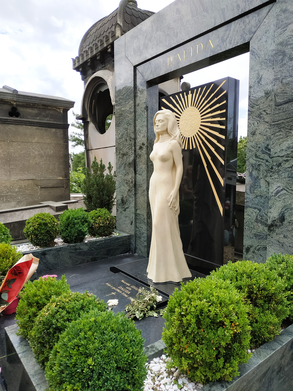 【ダリダ】フランスの国民的スターであった美貌の歌姫ダリダ。1987年、54歳で自ら命を絶ちました。アラン・ドロンとデュエットした大ヒット曲「あまい囁き」など、日本ではダリダを知らなくても「この歌は知っている！」という人も多いはず