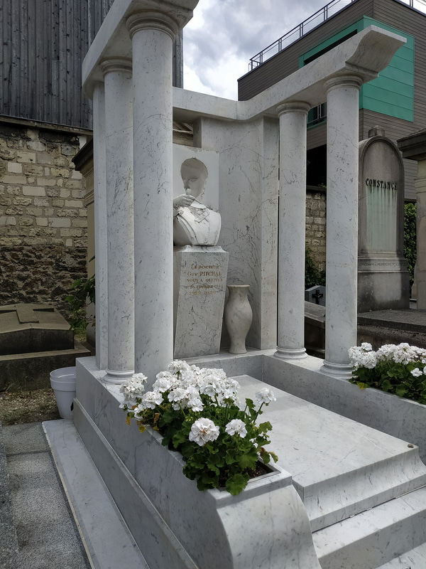 【ギ・ピチャル】多くの有名人を担当した精神分析医。ダリダを担当したことで特に有名。彼の墓は見る角度によって表情が変わります