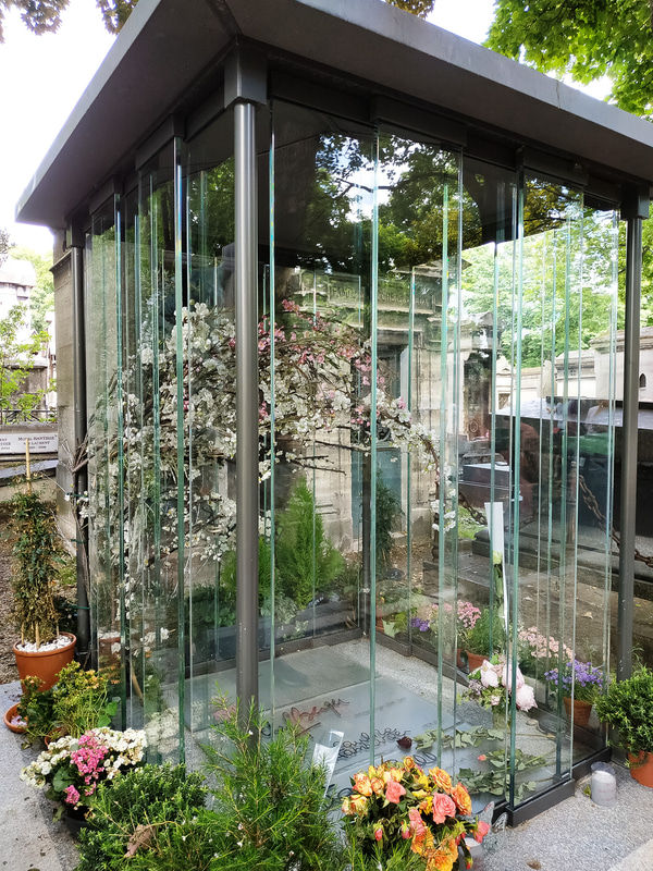 【フランス・ギャルとミシェル・ベルジェ】このガラス張りの墓を選んだのは歌手のフランス・ギャル。2018年に亡くなったフランス・ギャルは、先に亡くなったパートナーであるシンガーソングライターのミシェル・ベルジェと、彼らの娘ポーリーヌとともにここに眠っています