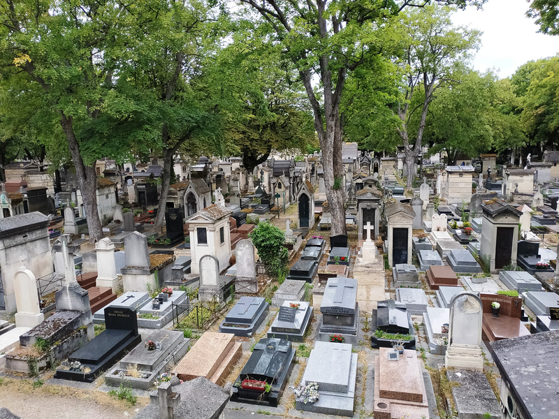 植木鉢置き場のようになっているお墓も！