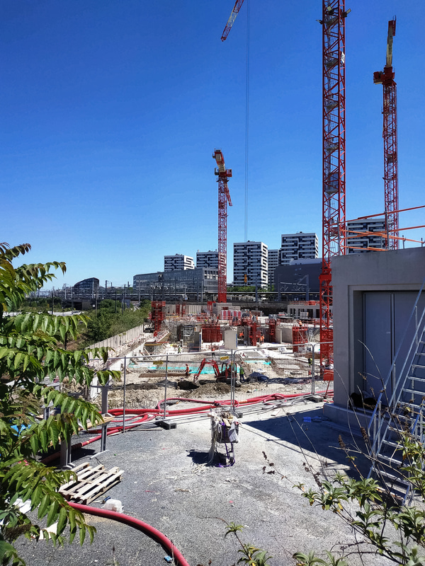 駅周辺は現在もあちらこちらでビル建設中